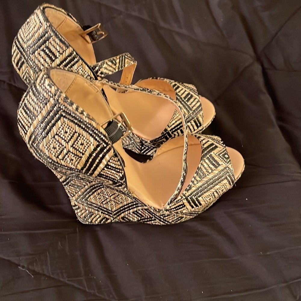 🔥Sale🔥Beautiful Natural and Black wedge 5” heels with ankle strap..like new - Picture 4 of 6